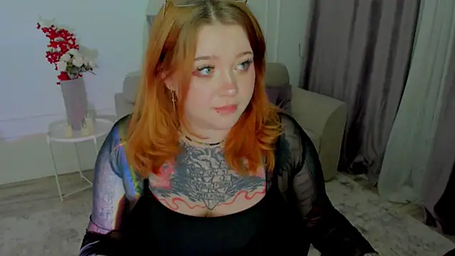 Snapshot of MoonLghte chatting on November 2025 06:37:02 PM MoonLghte online show from November 2025 06:37:02 PM