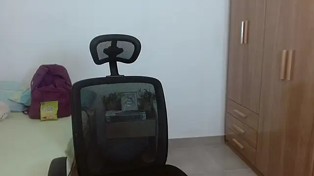 Snapshot of diamondGirl chatting on March 2025 04:20:02 AM diamondGirl online show from March 2025 04:20:02 AM