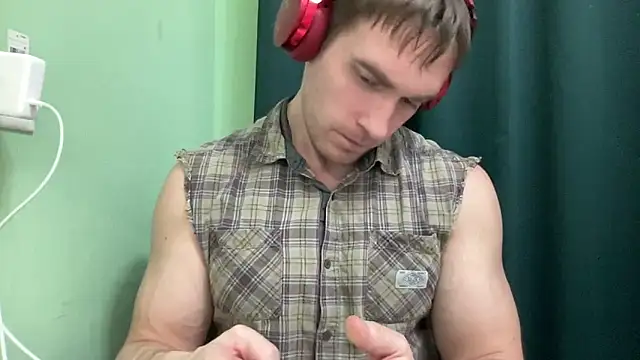 Snapshot of Mrbiceps23 chatting on December 2024 08:18:01 PM Mrbiceps23 online show from December 2024 08:18:01 PM