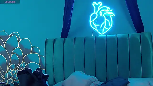 Snapshot of Lunamistyc chatting on December 2025 08:06:01 PM Lunamistyc online show from December 2025 08:06:01 PM