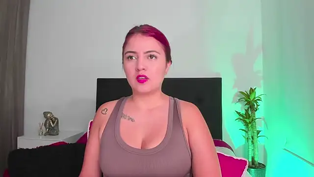 Snapshot of LaylaJewel chatting on December 2024 02:43:01 AM LaylaJewel online show from December 2024 02:43:01 AM