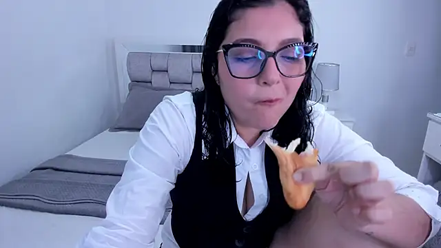 Camilaa bueno online show from April 2026 10:47:02 PM
