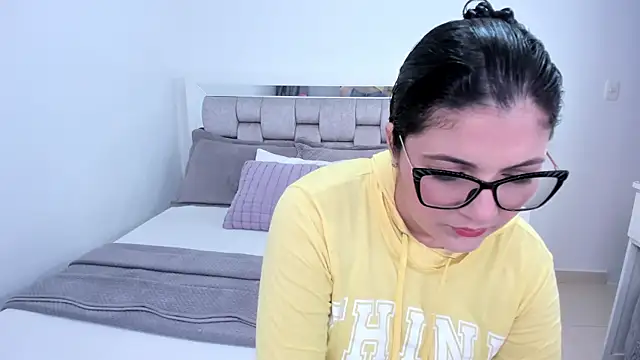 Camilaa bueno online show from May 2026 10:48:01 PM