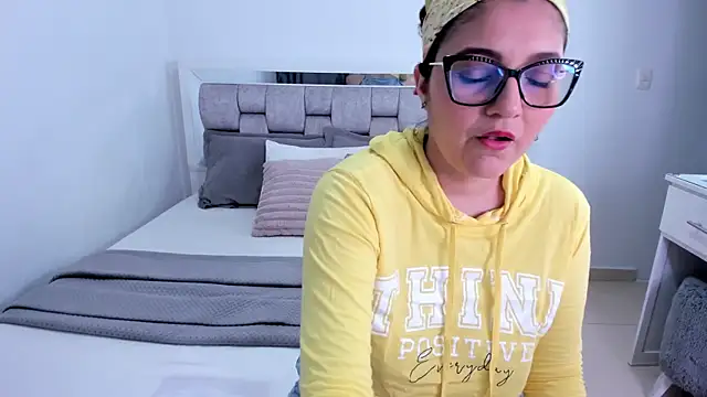 Camilaa bueno online show from May 2026 12:40:01 AM