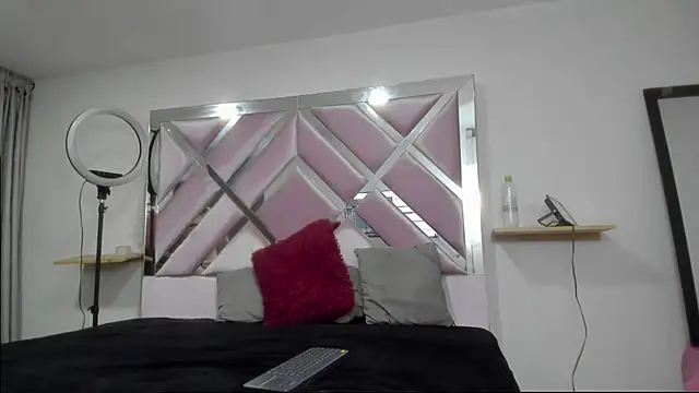 Snapshot of Violeett chatting on December 2024 03:52:02 AM Violeett online show from December 2024 03:52:02 AM