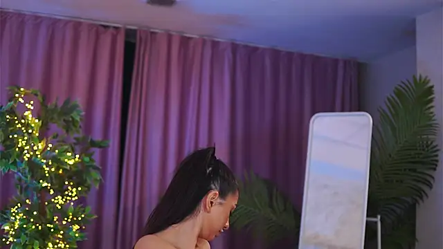 Snapshot of YemayaLuna chatting on December 2024 09:20:02 PM YemayaLuna online show from December 2024 09:20:02 PM