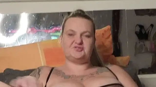 Snapshot of Inked_blondi chatting on October 2025 02:09:01 AM Inked blondi online show from October 2025 02:09:01 AM