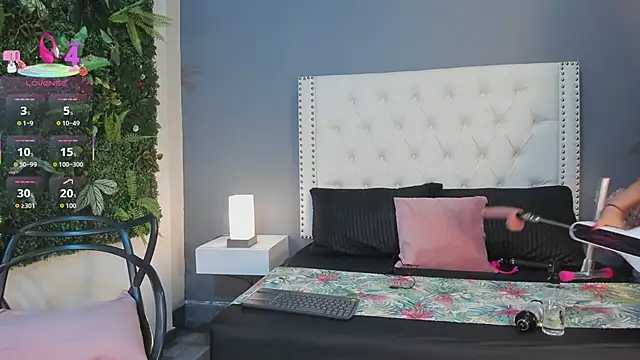 Julia Martinez  online show from November 2025 11:35:01 AM