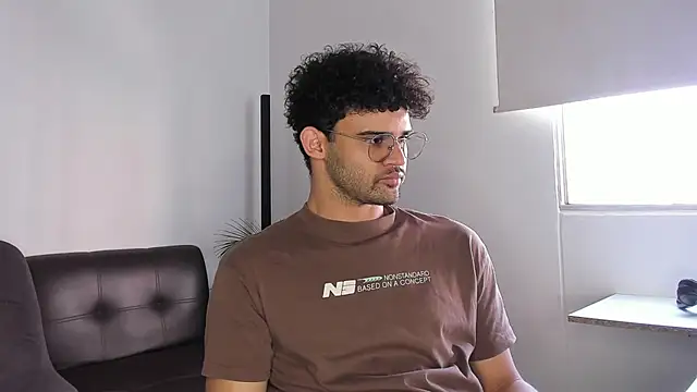 andrewChris  online show from November 2025 07:47:01 PM