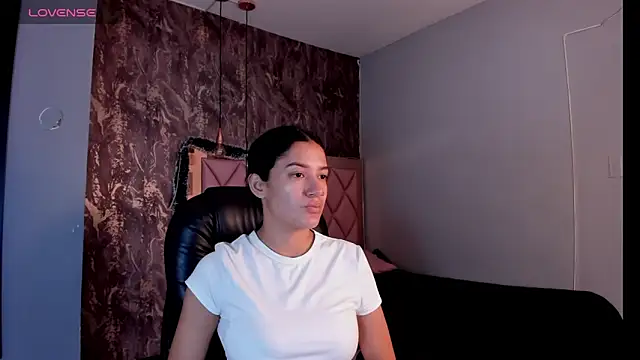 Snapshot of SKYLERWHIITEE chatting on December 2024 02:25:02 AM SKYLERWHIITEE online show from December 2024 02:25:02 AM