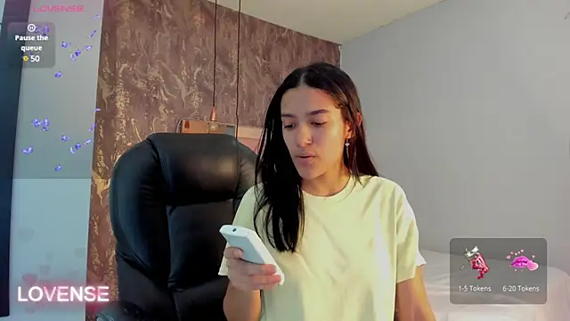 Snapshot of SKYLERWHIITEE chatting on February 2025 02:33:01 AM SKYLERWHIITEE online show from February 2025 02:33:01 AM