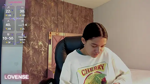 Snapshot of SKYLERWHIITEE chatting on February 2025 02:40:01 AM SKYLERWHIITEE online show from February 2025 02:40:01 AM