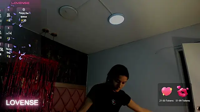 Snapshot of SKYLERWHIITEE chatting on February 2025 03:04:01 AM SKYLERWHIITEE online show from February 2025 03:04:01 AM