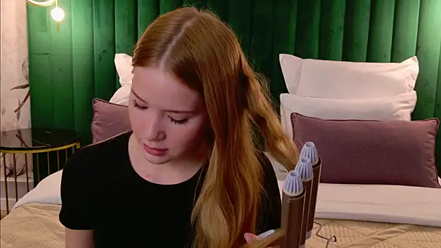 Snapshot of MichelleReid chatting on September 2025 03:10:02 AM MichelleReid online show from September 2025 03:10:02 AM