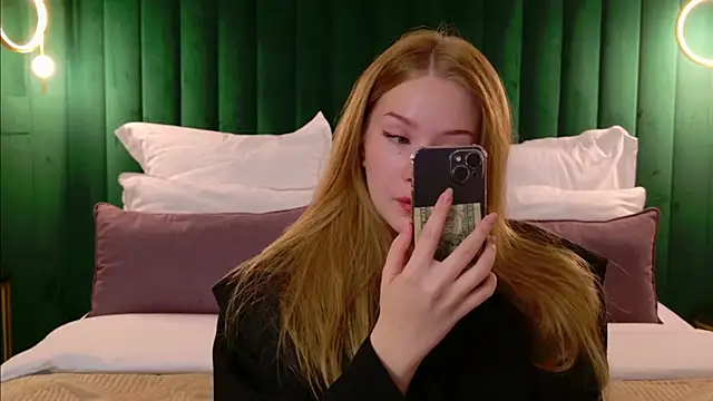 Snapshot of MichelleReid chatting on October 2025 03:12:02 AM MichelleReid online show from October 2025 03:12:02 AM