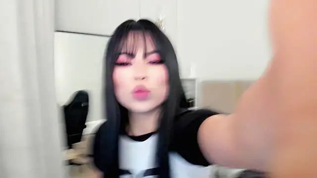 may mia online show from November 2025 02:02:01 AM