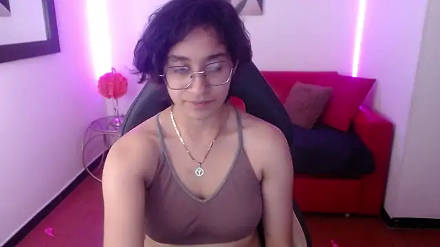Snapshot of Lili_Gomez_ chatting on February 2025 04:43:01 PM Lili Gomez online show from February 2025 04:43:01 PM
