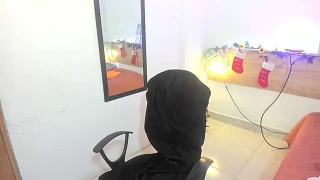 Emyli rousse  online show from December 2024 04:30:01 PM