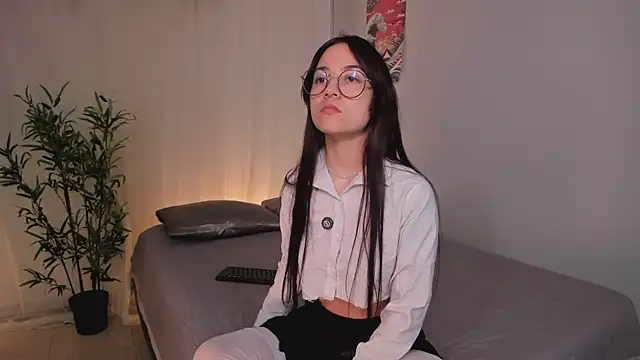 Lia Sweett  online show from June 2026 04:27:02 PM