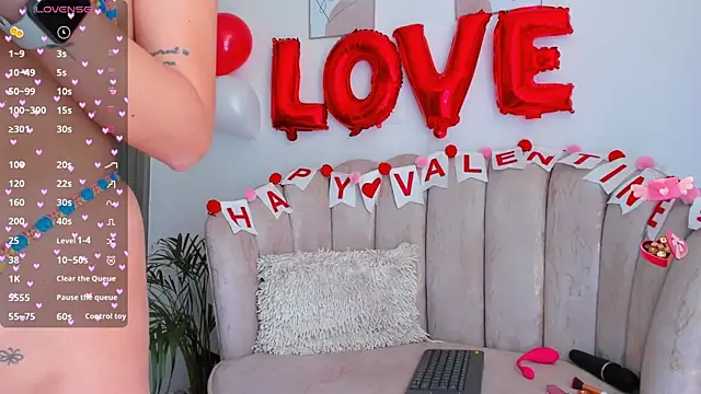 Snapshot of Tamaraa_Serra chatting on February 2025 06:23:02 PM Tamaraa Serra online show from February 2025 06:23:02 PM