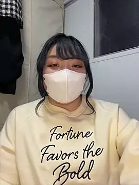 Snapshot of YUNA-yuna chatting on January 2025 04:33:01 PM YUNA-yuna online show from January 2025 04:33:01 PM