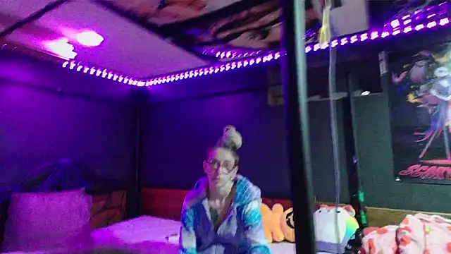 Stonermama666420 online show from December 2025 04:18:02 AM