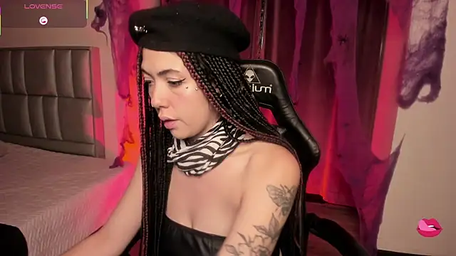 Aurora Hotson online show from October 2025 01:03:02 AM