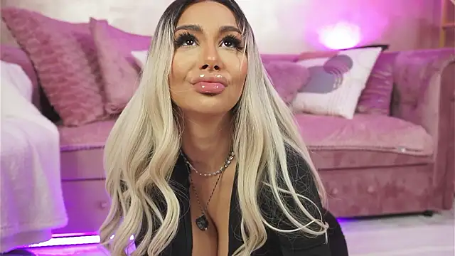 Snapshot of GoldenAmber chatting on March 2026 05:47:02 AM GoldenAmber online show from March 2026 05:47:02 AM