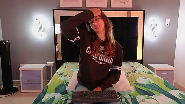 jolie lov online show from February 2026 01:21:01 PM