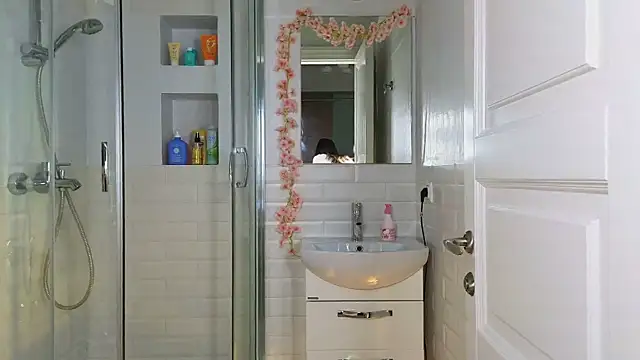 Mia Mia M online show from March 2025 05:38:02 AM