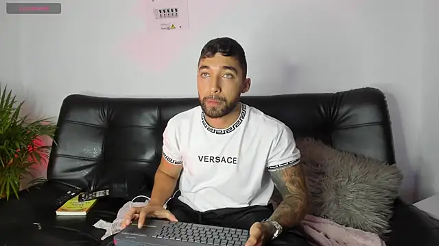 Snapshot of Sweet_and_caramel chatting on February 2025 10:44:02 PM Sweet and caramel online show from February 2025 10:44:02 PM