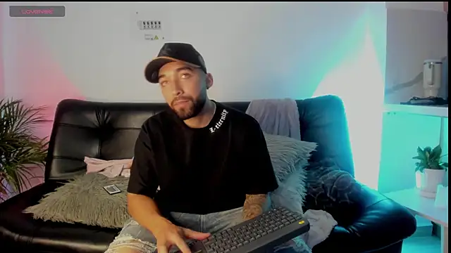 Snapshot of Sweet_and_caramel chatting on March 2025 10:19:02 PM Sweet and caramel online show from March 2025 10:19:02 PM