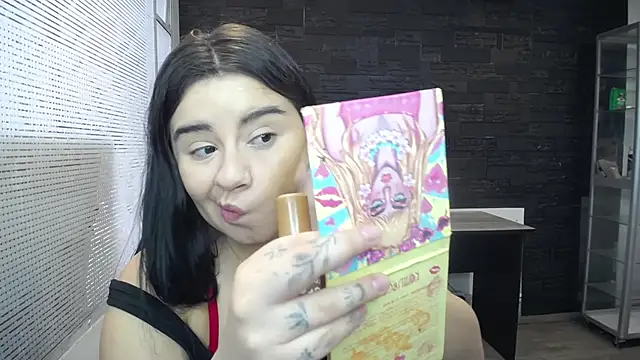 Snapshot of SaraBraun_ chatting on December 2024 01:36:02 PM SaraBraun online show from December 2024 01:36:02 PM