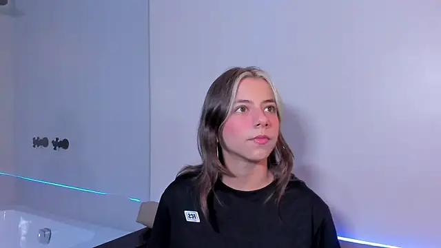 Snapshot of ArtemisaBlake chatting on December 2024 09:05:01 PM ArtemisaBlake online show from December 2024 09:05:01 PM