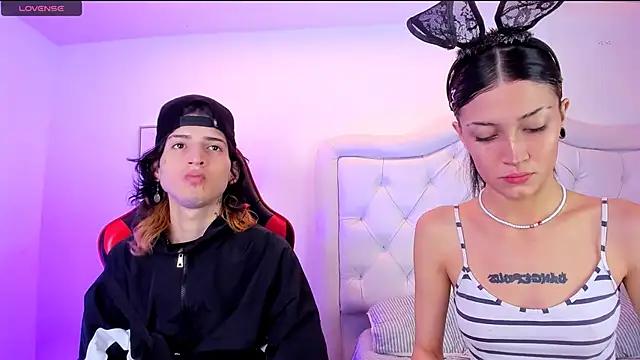 Snapshot of sett_and_gwen chatting on December 2024 07:53:02 PM sett and gwen online show from December 2024 07:53:02 PM