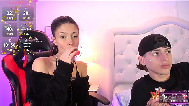 Snapshot of sett_and_gwen chatting on December 2024 04:20:02 AM sett and gwen online show from December 2024 04:20:02 AM