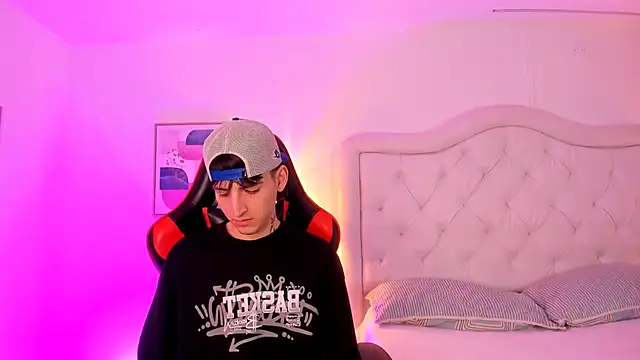 Snapshot of sett_and_gwen chatting on January 2025 09:11:02 AM sett and gwen online show from January 2025 09:11:02 AM