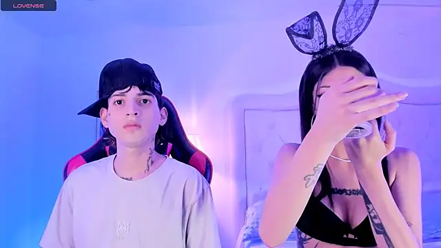 Snapshot of sett_and_gwen chatting on February 2025 04:25:02 AM sett and gwen online show from February 2025 04:25:02 AM