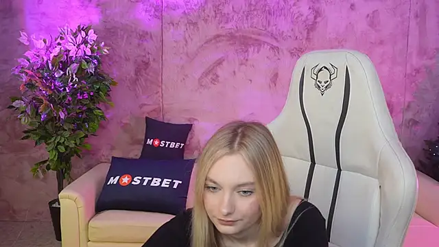 Snapshot of Ewa_Pearl chatting on January 2025 01:52:02 PM Ewa Pearl online show from January 2025 01:52:02 PM