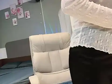 Eva-Public online show from September 2025 05:23:01 PM