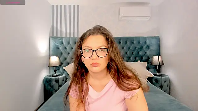 Snapshot of ZarifaBev chatting on September 2025 01:38:01 PM ZarifaBev online show from September 2025 01:38:01 PM