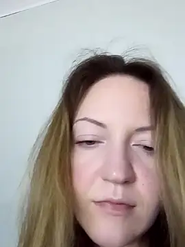 KattyLuuu online show from April 2026 07:43:01 PM