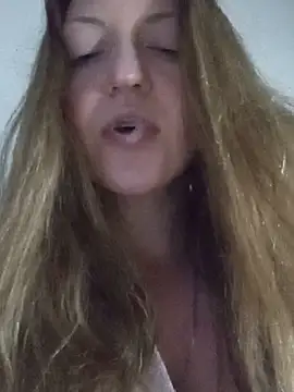 Snapshot of KattyLuuu chatting on May 2026 12:40:02 AM KattyLuuu online show from May 2026 12:40:02 AM