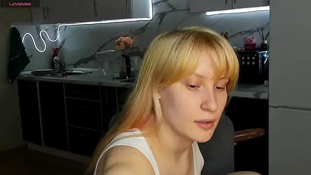 Snapshot of Sweet_white_chocolate chatting on March 2026 06:03:01 AM Sweet white chocolate online show from March 2026 06:03:01 AM