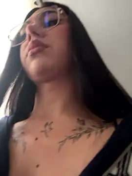 Snapshot of RoseCassie chatting on January 2026 12:18:01 PM RoseCassie online show from January 2026 12:18:01 PM