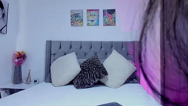 Snapshot of Sara_Leblanc chatting on December 2024 01:33:02 PM Sara Leblanc online show from December 2024 01:33:02 PM