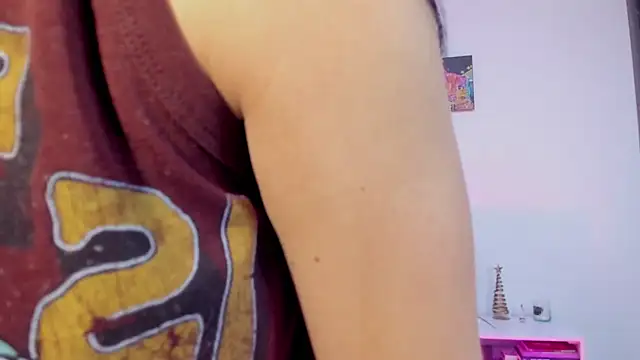 Snapshot of Sara_Leblanc chatting on December 2024 03:26:01 PM Sara Leblanc online show from December 2024 03:26:01 PM