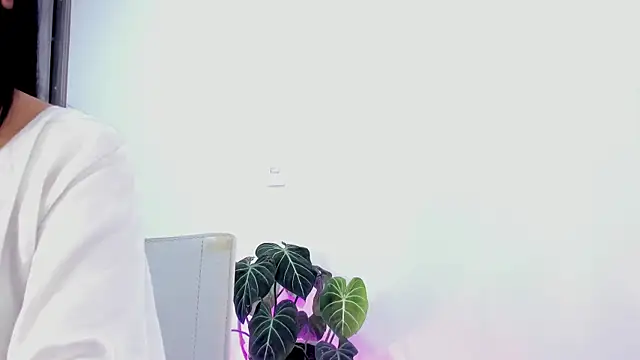 Snapshot of Sara_Leblanc chatting on March 2025 12:37:01 PM Sara Leblanc online show from March 2025 12:37:01 PM