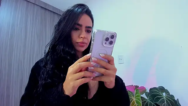 Snapshot of Sara_Leblanc chatting on October 2025 05:23:02 PM Sara Leblanc online show from October 2025 05:23:02 PM