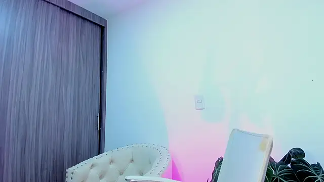 Snapshot of Sara_Leblanc chatting on October 2025 04:20:02 PM Sara Leblanc online show from October 2025 04:20:02 PM